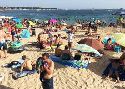 Tournée des plages en sac à dos X-banner et distribution de prospectus pour Antibes Land - Riviera Pub - Street Marketing Nice, Cannes, Monaco