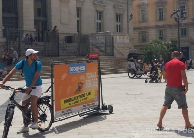 Vélo Publicitaire et distribution de flyers pour Decathlon - Riviera Pub - Street Marketing Nice, Cannes, Monaco