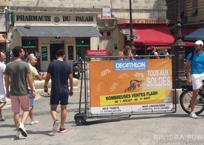 Vélo Publicitaire et distribution de flyers pour Decathlon - Riviera Pub - Street Marketing Nice, Cannes, Monaco