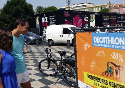 Vélo Publicitaire et distribution de flyers pour Decathlon - Riviera Pub - Street Marketing Nice, Cannes, Monaco