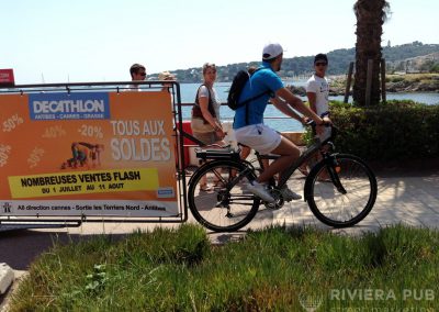 Vélo Publicitaire et distribution de flyers pour Decathlon - Riviera Pub - Street Marketing Nice, Cannes, Monaco