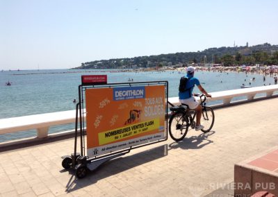 Vélo Publicitaire et distribution de flyers pour Decathlon - Riviera Pub - Street Marketing Nice, Cannes, Monaco