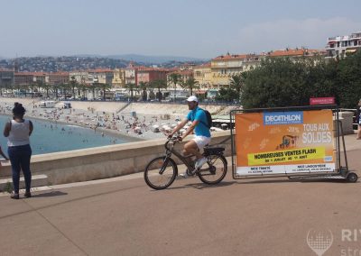 Vélo Publicitaire et distribution de flyers pour Decathlon - Riviera Pub - Street Marketing Nice, Cannes, Monaco