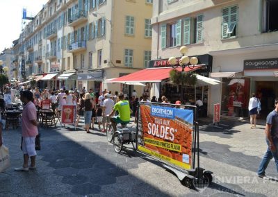 Vélo Publicitaire et distribution de flyers pour Decathlon - Riviera Pub - Street Marketing Nice, Cannes, Monaco