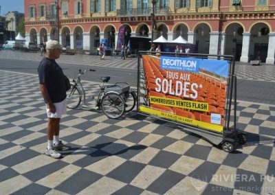 Vélo Publicitaire et distribution de flyers pour Decathlon - Riviera Pub - Street Marketing Nice, Cannes, Monaco