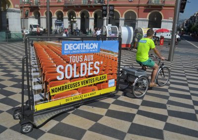 Vélo Publicitaire et distribution de flyers pour Decathlon - Riviera Pub - Street Marketing Nice, Cannes, Monaco