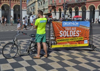 Vélo Publicitaire et distribution de flyers pour Decathlon - Riviera Pub - Street Marketing Nice, Cannes, Monaco