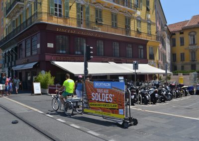 Vélo Publicitaire et distribution de flyers pour Decathlon - Riviera Pub - Street Marketing Nice, Cannes, Monaco