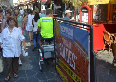 Vélo Publicitaire et distribution de flyers pour Decathlon - Riviera Pub - Street Marketing Nice, Cannes, Monaco