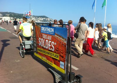 Vélo Publicitaire et distribution de flyers pour Decathlon - Riviera Pub - Street Marketing Nice, Cannes, Monaco