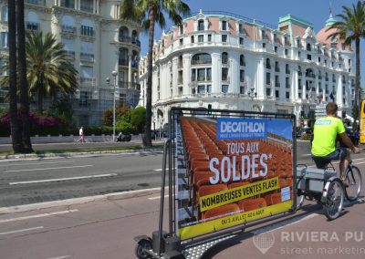 Vélo Publicitaire et distribution de flyers pour Decathlon - Riviera Pub - Street Marketing Nice, Cannes, Monaco