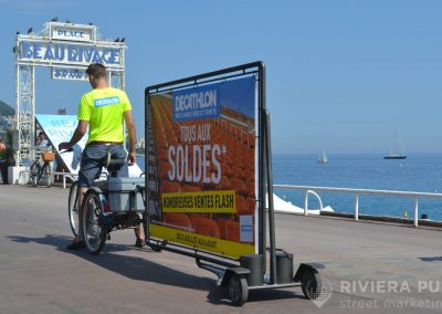 Vélo Publicitaire et distribution de flyers pour Decathlon - Riviera Pub - Street Marketing Nice, Cannes, Monaco