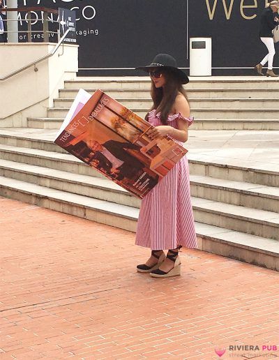 Magazines géants et distribution de goodies pour Tendances et emballages - Riviera Pub - Street Marketing Nice, Cannes, Monaco