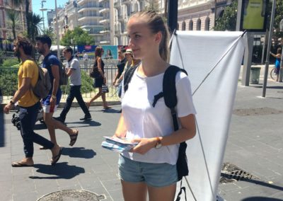 2 hôtesses en hoverboard et sac à dos publicitaire Tanta Jeanna & Madame Fina - Riviera Pub - Street Marketing Nice, Cannes, Monaco