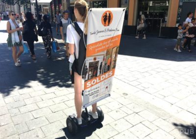 2 hôtesses en hoverboard et sac à dos publicitaire Tanta Jeanna & Madame Fina - Riviera Pub - Street Marketing Nice, Cannes, Monaco