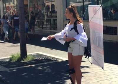 2 hôtesses en hoverboard et sac à dos publicitaire Tanta Jeanna & Madame Fina - Riviera Pub - Street Marketing Nice, Cannes, Monaco