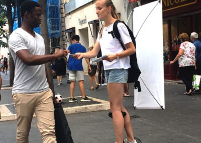 2 hôtesses en hoverboard et sac à dos publicitaire Tanta Jeanna & Madame Fina - Riviera Pub - Street Marketing Nice, Cannes, Monaco