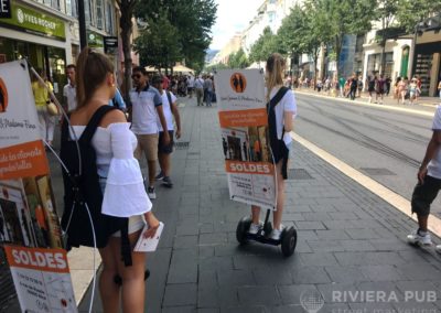 2 hôtesses en hoverboard et sac à dos publicitaire Tanta Jeanna & Madame Fina - Riviera Pub - Street Marketing Nice, Cannes, Monaco