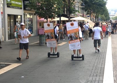 2 hôtesses en hoverboard et sac à dos publicitaire Tanta Jeanna & Madame Fina - Riviera Pub - Street Marketing Nice, Cannes, Monaco