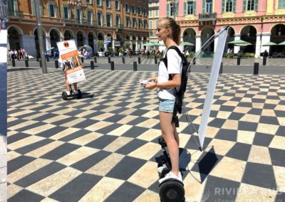 2 hôtesses en hoverboard et sac à dos publicitaire Tanta Jeanna & Madame Fina - Riviera Pub - Street Marketing Nice, Cannes, Monaco