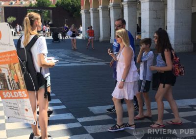 2 hôtesses en hoverboard et sac à dos publicitaire Tanta Jeanna & Madame Fina - Riviera Pub - Street Marketing Nice, Cannes, Monaco