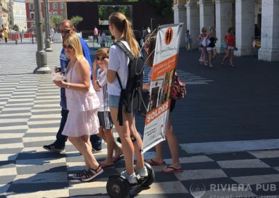 2 hôtesses en hoverboard et sac à dos publicitaire Tanta Jeanna & Madame Fina - Riviera Pub - Street Marketing Nice, Cannes, Monaco