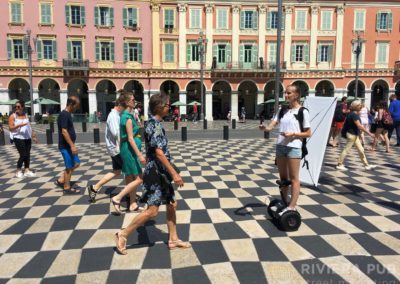 2 hôtesses en hoverboard et sac à dos publicitaire Tanta Jeanna & Madame Fina - Riviera Pub - Street Marketing Nice, Cannes, Monaco