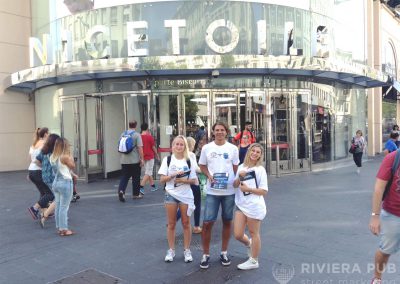 2 hôtesses et distribution de flyers pour Toyota - Riviera Pub - Street Marketing Nice, Cannes, Monaco