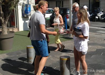 2 hôtesses et distribution de flyers pour Toyota - Riviera Pub - Street Marketing Nice, Cannes, Monaco