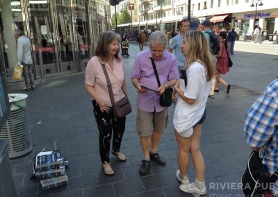 2 hôtesses et distribution de flyers pour Toyota - Riviera Pub - Street Marketing Nice, Cannes, Monaco