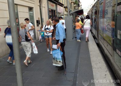 2 hôtesses et distribution de flyers pour Toyota - Riviera Pub - Street Marketing Nice, Cannes, Monaco