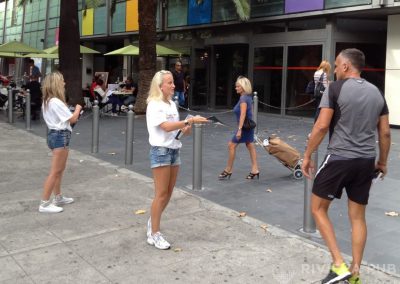 2 hôtesses et distribution de flyers pour Toyota - Riviera Pub - Street Marketing Nice, Cannes, Monaco