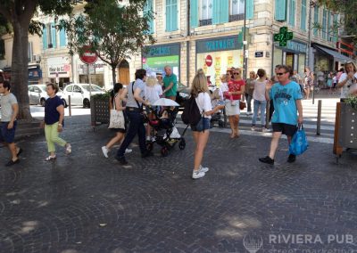 2 hôtesses et distribution de flyers pour Toyota - Riviera Pub - Street Marketing Nice, Cannes, Monaco