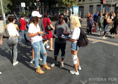 2 hôtesses et distribution de flyers pour Toyota - Riviera Pub - Street Marketing Nice, Cannes, Monaco