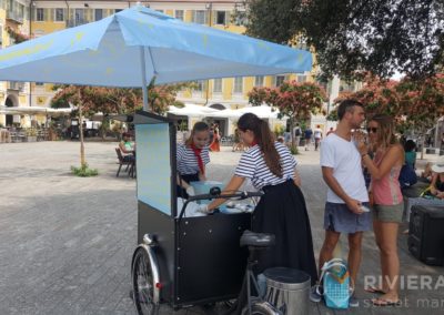 Hôtes et vélo triporteur pour Air France - Riviera Pub - Street Marketing Nice, Cannes, Monaco