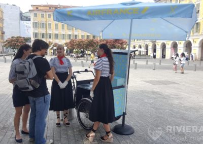 Hôtes et vélo triporteur pour Air France - Riviera Pub - Street Marketing Nice, Cannes, Monaco