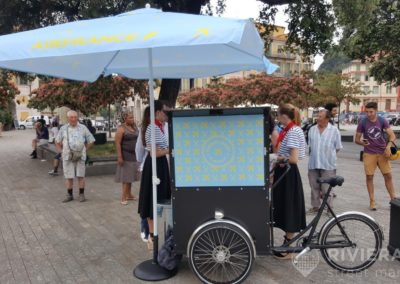 Hôtes et vélo triporteur pour Air France - Riviera Pub - Street Marketing Nice, Cannes, Monaco