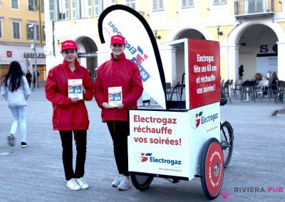 2 hôtesses en vélo triporteur, distribution de goodies et de flyers pour Electrogaz - Riviera Pub - Street Marketing Nice, Cannes, Monaco