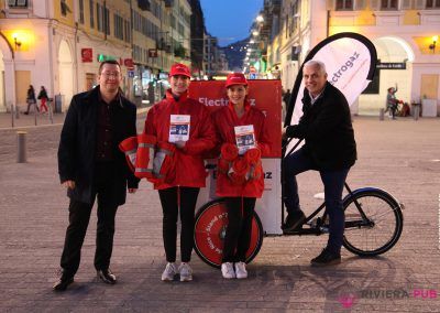 2 hôtesses en vélo triporteur, distribution de goodies et de flyers pour Electrogaz - Riviera Pub - Street Marketing Nice, Cannes, Monaco