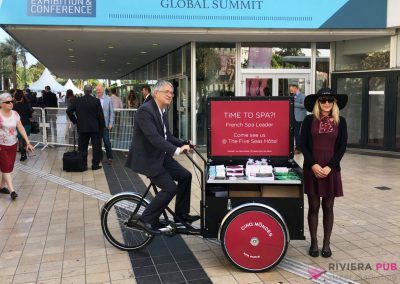 Hôtesse et vélo triporteur pour Cinq Mondes - Riviera Pub - Street Marketing Nice, Cannes, Monaco