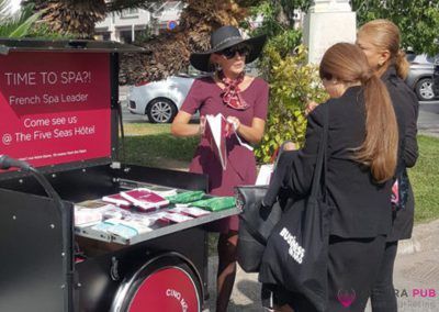 Hôtesse et vélo triporteur pour Cinq Mondes - Riviera Pub - Street Marketing Nice, Cannes, Monaco