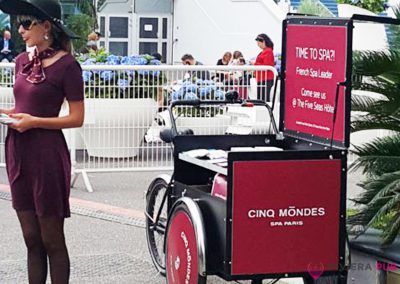 Hôtesse et vélo triporteur pour Cinq Mondes - Riviera Pub - Street Marketing Nice, Cannes, Monaco