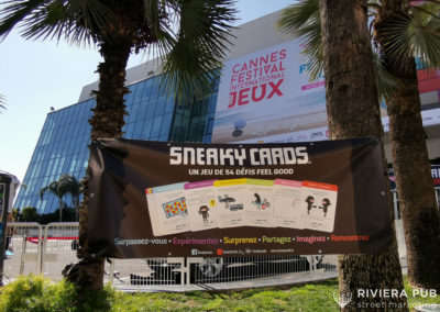 bache sneaky cards devant le plais des festival de Cannes