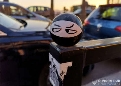 tête de ninja collé sur un potelet dans les rues de Cannes