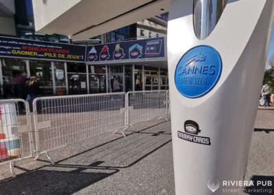 autocollant sneak cards sur un panneau de la ville de Cannes