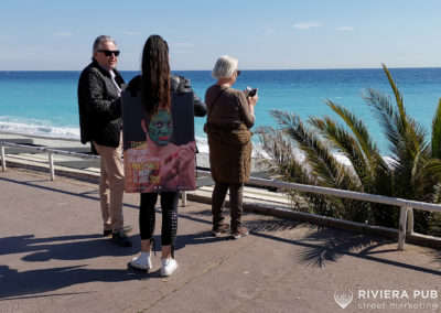 Une homme sandwich aborde un passant devant la page